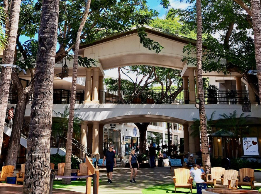 Wide shot the shops at Wailea=