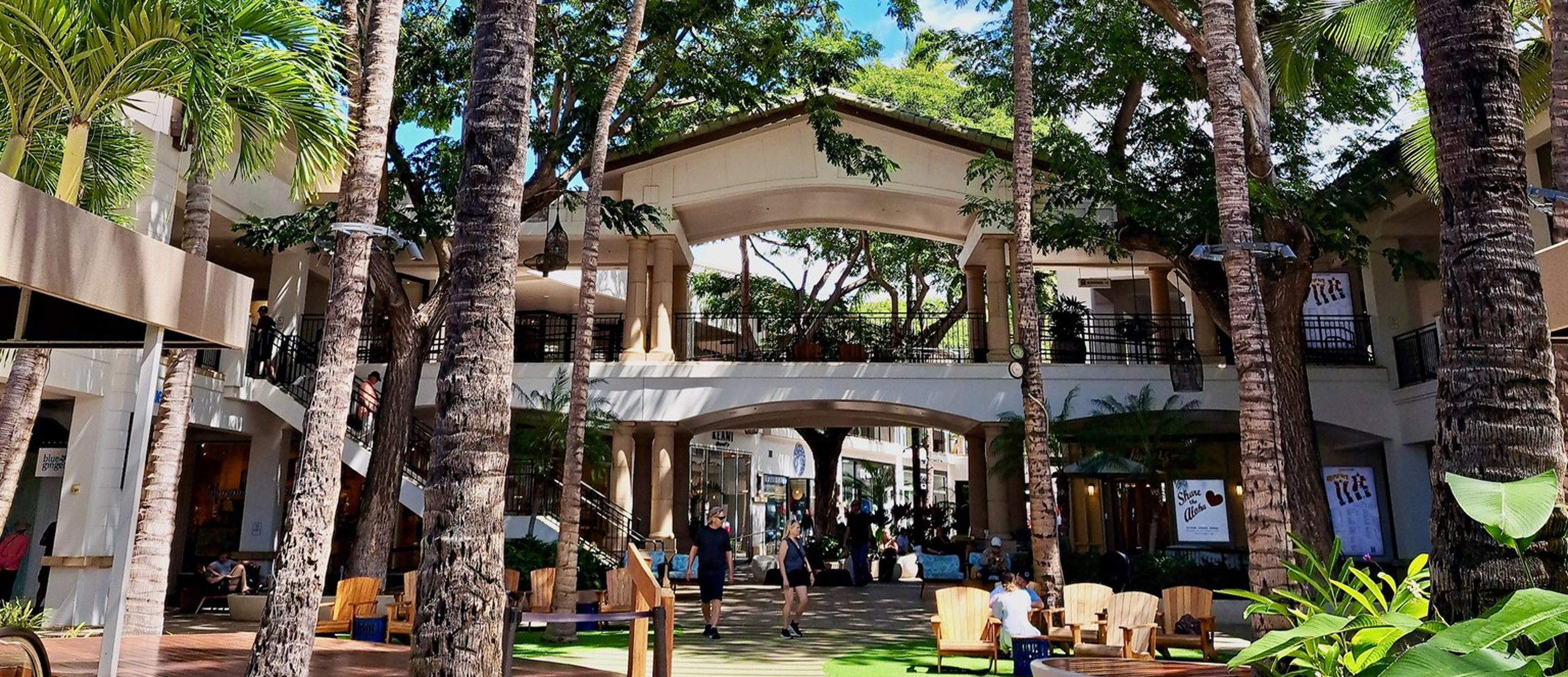 Wide shot the shops at Wailea=